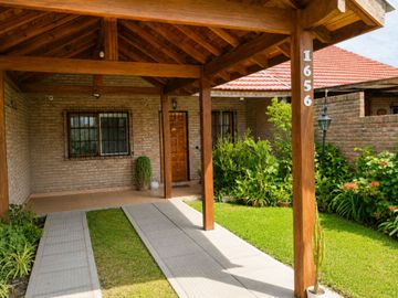 Casa tipo PH con parque, pileta y playroom