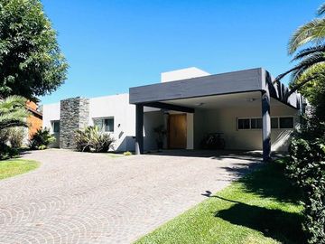 VENTA CASA CLUB DE CAMPO LOS PUENTES LUJAN