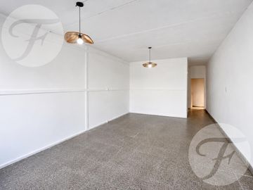 Propiedad con Renta Inmediata sobre Av. Sarmiento | Vivienda, Jardín   2 locales comerciales