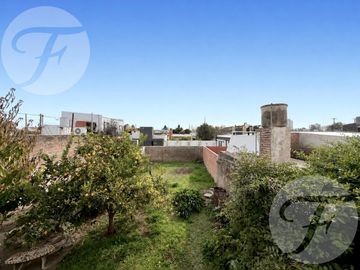 Propiedad con Renta Inmediata sobre Av. Sarmiento | Vivienda, Jardín   2 locales comerciales