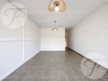 Propiedad con Renta Inmediata sobre Av. Sarmiento | Vivienda, Jardín   2 locales comerciales