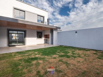DUPLEX EN VENTA SOLARES DE MANANTIALES 3 DORM