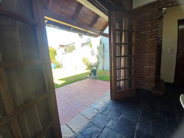 Venta casa 5 amb, jardín, cochera parrilla Olivos