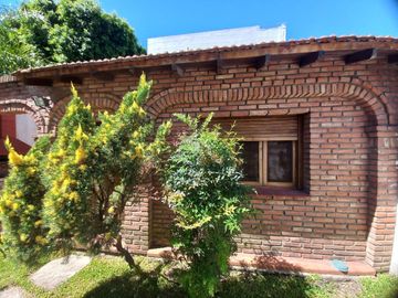 Venta casa 5 amb, jardín, cochera parrilla Olivos