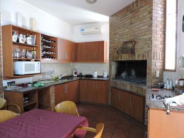 VENTA CASA DE CATEGORIA 4 DORMITORIOS-CORDOBA