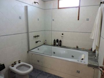 VENTA CASA DE CATEGORIA 4 DORMITORIOS-CORDOBA