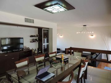 VENTA CASA DE CATEGORIA 4 DORMITORIOS-CORDOBA