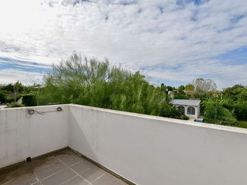 CASA EN VENTA GONNET 3 DORMITORIOS