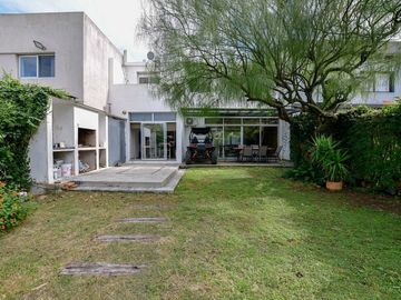CASA EN VENTA GONNET 3 DORMITORIOS