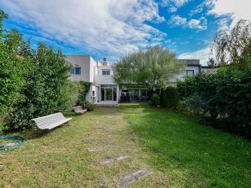 CASA EN VENTA GONNET 3 DORMITORIOS