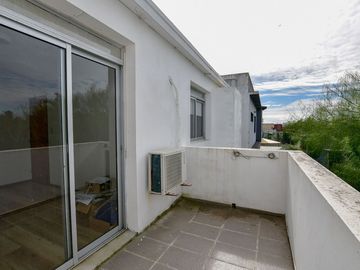 CASA EN VENTA GONNET 3 DORMITORIOS