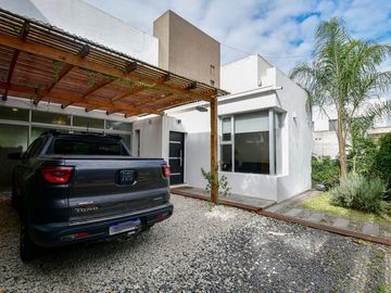 CASA EN VENTA GONNET 3 DORMITORIOS