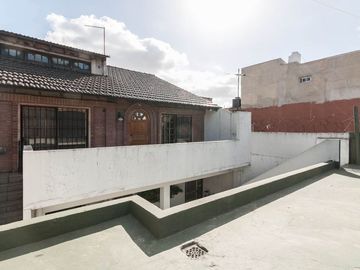 Casa 2/3 Familias. Patio. Terraza. Cochera. Gerli