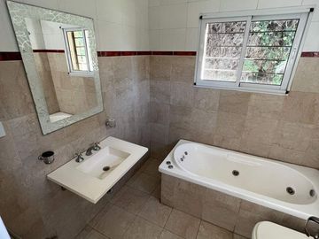 VENTA CASA 3 DORMIT CON PARQUE, PILETA Y PARRILLA