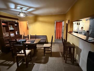 EN VENTA CASA DE 4 DORMITORIOS + COCHERAS