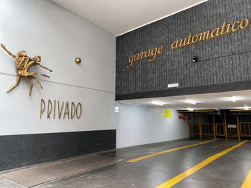 Alquiler COCHERA Uruguay y Av.CORR/ EXP INCLUIDAS
