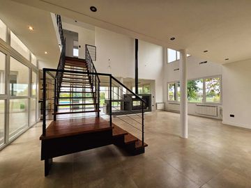 Casa en venta 6 amb a Estrenar Jazmines