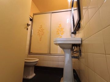 VENTA DEPTO 3 AMB C/ DEPENDENCIA, BALCÓN, FLORES.