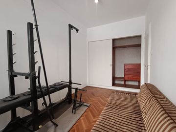 VENTA DEPTO 3 AMB C/ DEPENDENCIA, BALCÓN, FLORES.