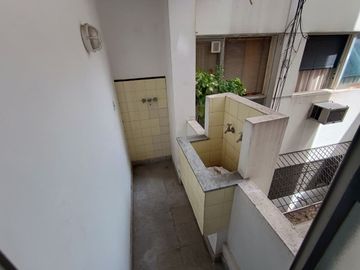 VENTA DEPTO 3 AMB C/ DEPENDENCIA, BALCÓN, FLORES.