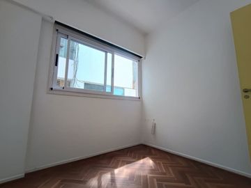 VENTA DEPTO 3 AMB C/ DEPENDENCIA, BALCÓN, FLORES.