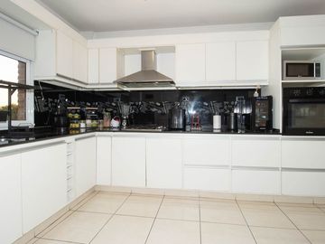 VENTA DPTO 5 AMB CON COCHERA