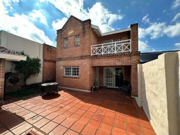 Casa en venta 5 Amb en Villa Sarmiento  c/pileta