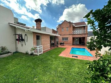 Casa en venta 5 Amb en Villa Sarmiento  c/pileta