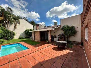 Casa en venta 5 Amb en Villa Sarmiento  c/pileta