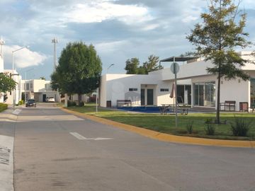 Casa en Venta en Villa de Pozos, San Luis Potosí, Privada la Cantera. En esquina con excedente