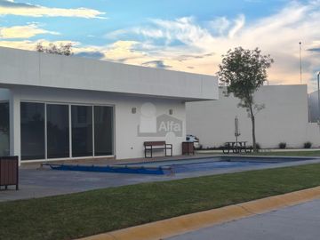 Casa en Venta en Villa de Pozos, San Luis Potosí, Privada la Cantera. En esquina con excedente