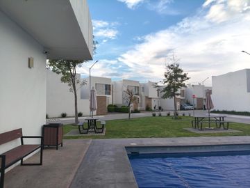 Casa en Venta en Villa de Pozos, San Luis Potosí, Privada la Cantera. En esquina con excedente