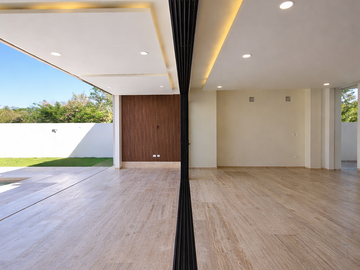 Casa en Venta en Privada El Cortijo de Dos Plantas con Amplio Terreno y Alberca