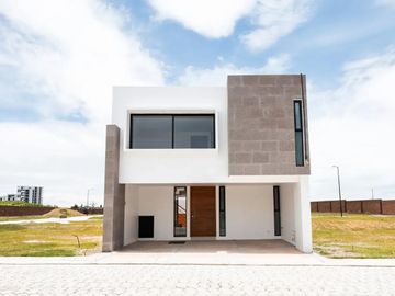 Casa en Venta. Lomas de Granada. Lomas de Angelopolis.