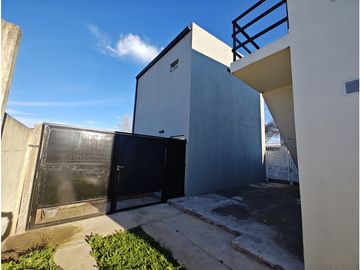 CASA EN ALQUILER - DUPLEX - CON PATIO INDEPENDIENTE
