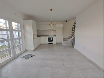 CASA EN ALQUILER - DUPLEX - CON PATIO INDEPENDIENTE