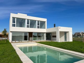 VENTA CASA 4 DORMITORIOS A ESTRENAR FRENTE SUR