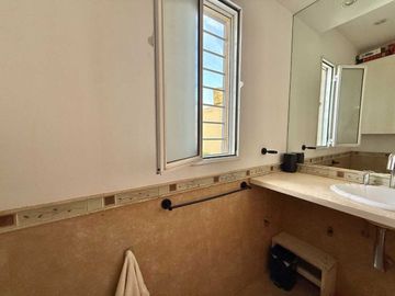 CASA VENTA 4AMB CASTELAR SUR PARQUE COCHERA