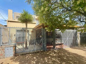 CASA VENTA 4AMB CASTELAR SUR PARQUE COCHERA