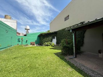 CASA VENTA 4AMB CASTELAR SUR PARQUE COCHERA