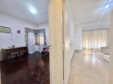 CASA VENTA 4AMB CASTELAR SUR PARQUE COCHERA