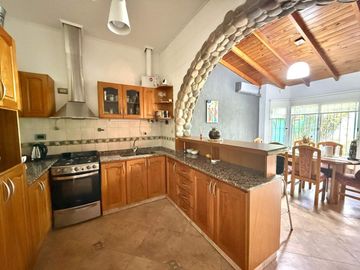 CASA VENTA 4AMB CASTELAR SUR PARQUE COCHERA