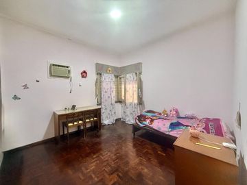 CASA VENTA 4AMB CASTELAR SUR PARQUE COCHERA