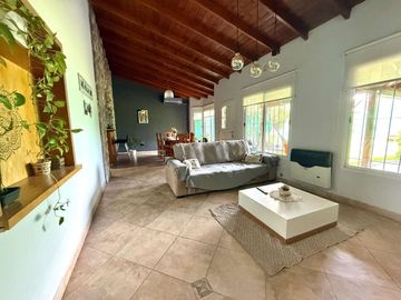 CASA VENTA 4AMB CASTELAR SUR PARQUE COCHERA