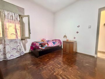 CASA VENTA 4AMB CASTELAR SUR PARQUE COCHERA