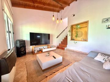 CASA VENTA 4AMB CASTELAR SUR PARQUE COCHERA