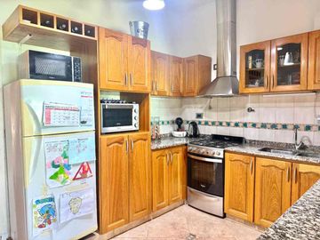 CASA VENTA 4AMB CASTELAR SUR PARQUE COCHERA