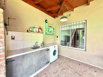 CASA VENTA 4AMB CASTELAR SUR PARQUE COCHERA