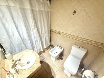 CASA VENTA 4AMB CASTELAR SUR PARQUE COCHERA