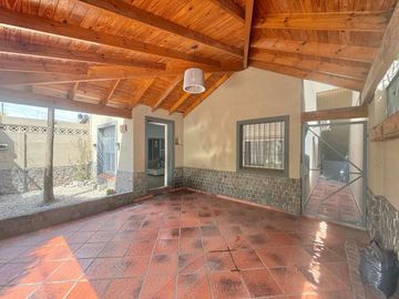 CASA VENTA 4AMB CASTELAR SUR PARQUE COCHERA